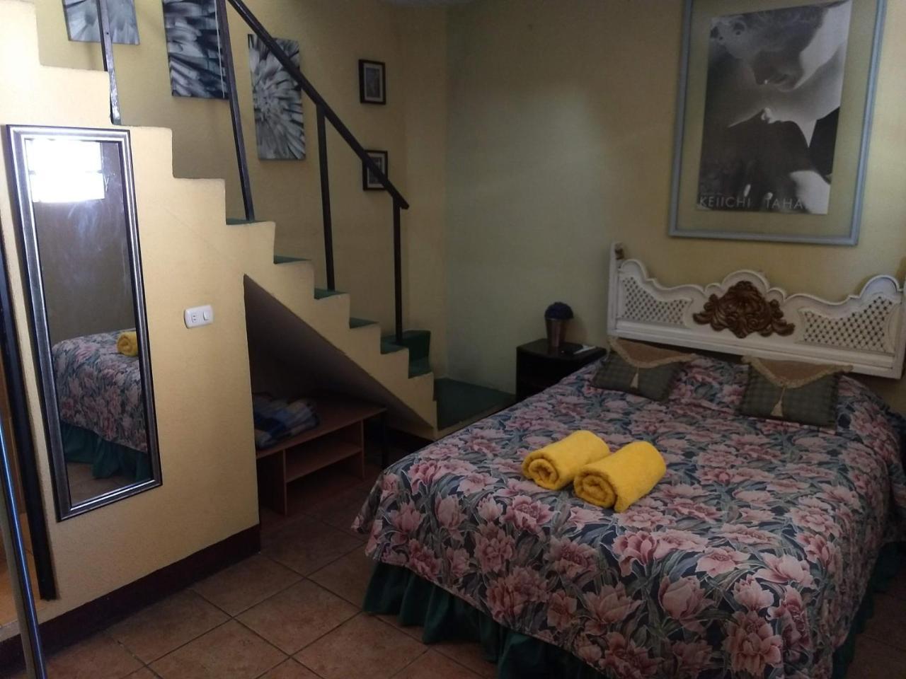 Give House Bed & Breakfast Guatemala City Exterior photo